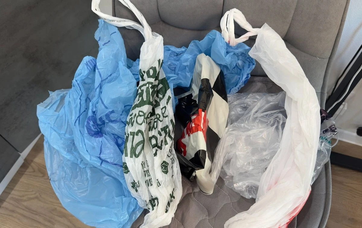 Koniec z chaosem w szafie: 1 trik na przechowywanie torebek ułatwi życie