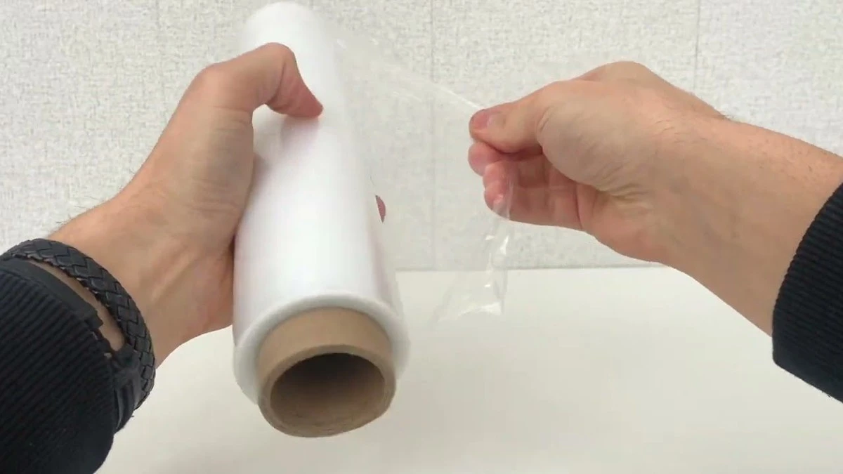 Dlaczego sprytne panie domu wkładają folię spożywczą do zamrażarki? Ten trik jest niezawodny