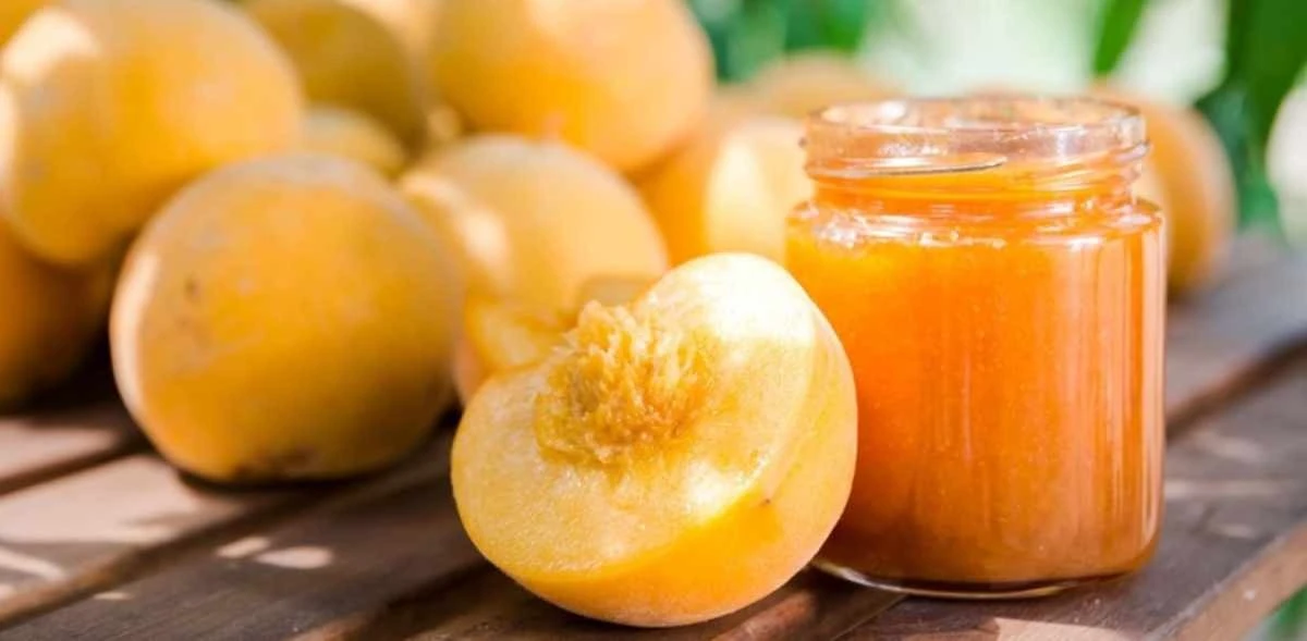 Pełne słońce lata w słoiku: sekretna receptura na domowy dżem brzoskwiniowy