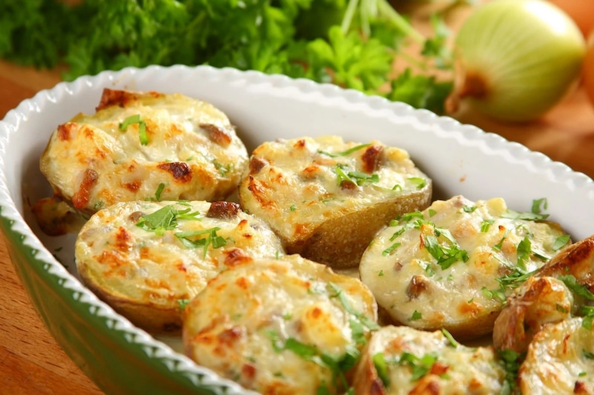 Ziemniaki faszerowane czosnkowym sosem: sycący obiad, po którym nic nie zostanie - image 1