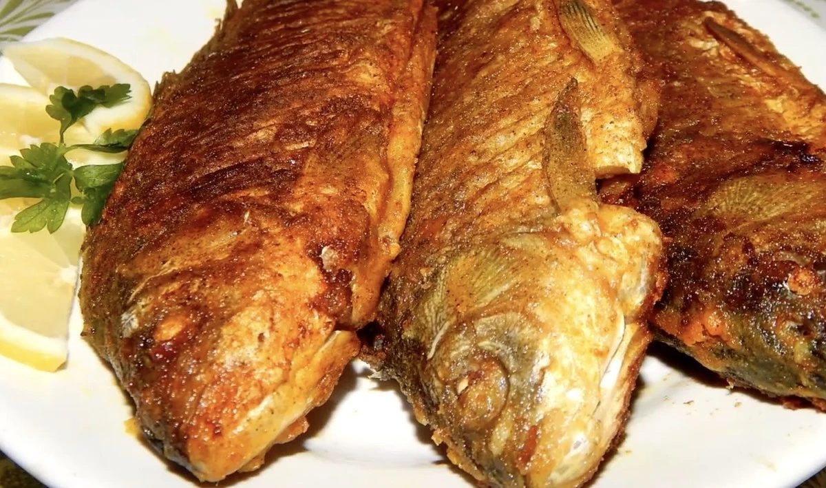 5 minut, kilka sprytnych ruchów – a karasie są delikatne jak bez ości: tego „triku” nauczyła babcia ze wsi