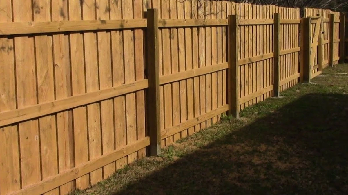 Beton w rurze? Zapomnij! Jak plastikowa rura PVC gwarantuje trwałość płotu przez 50 lat