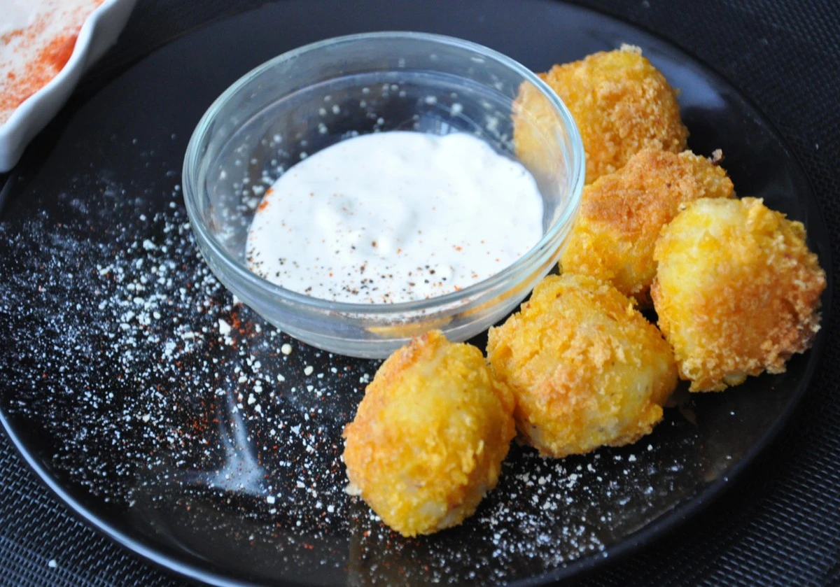 jaknadacziemnia-extra-1.webp Jak nadać ziemniaczanym bombkom serowe serce, które zachwyci szkolne drugie śniadanie - image 1