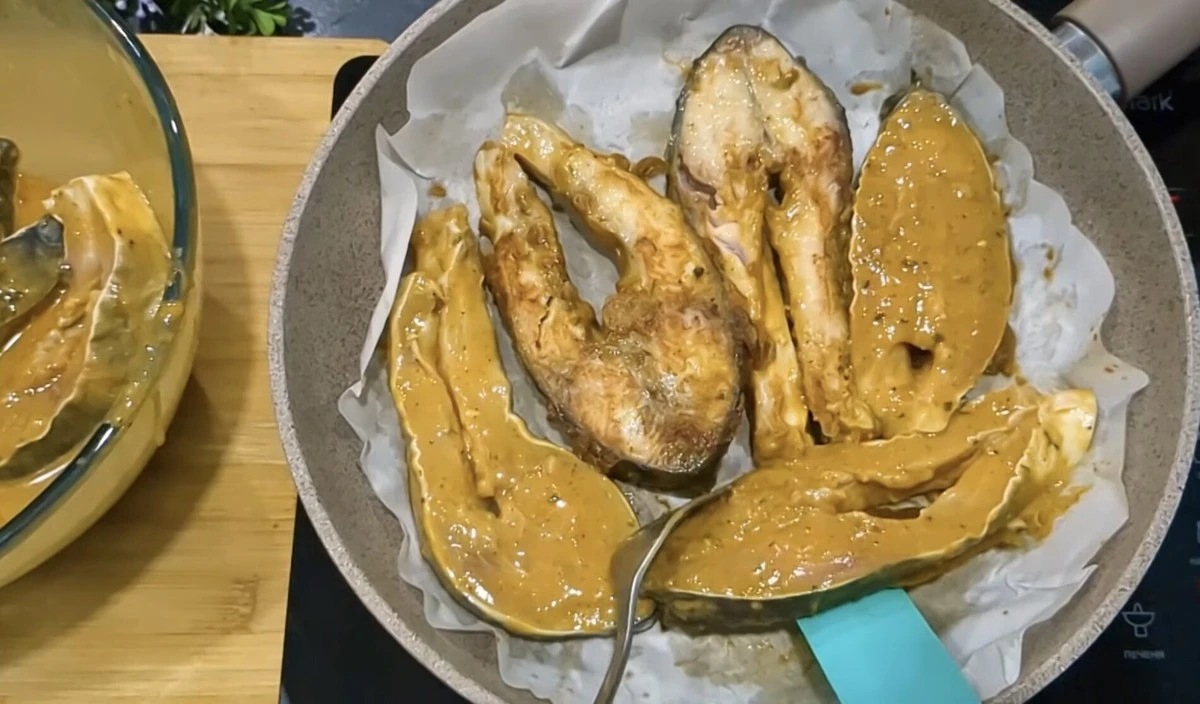 Tajemnica mniej dymu i przypaleń: ten tani papier ratuje Twoją kuchnię podczas smażenia