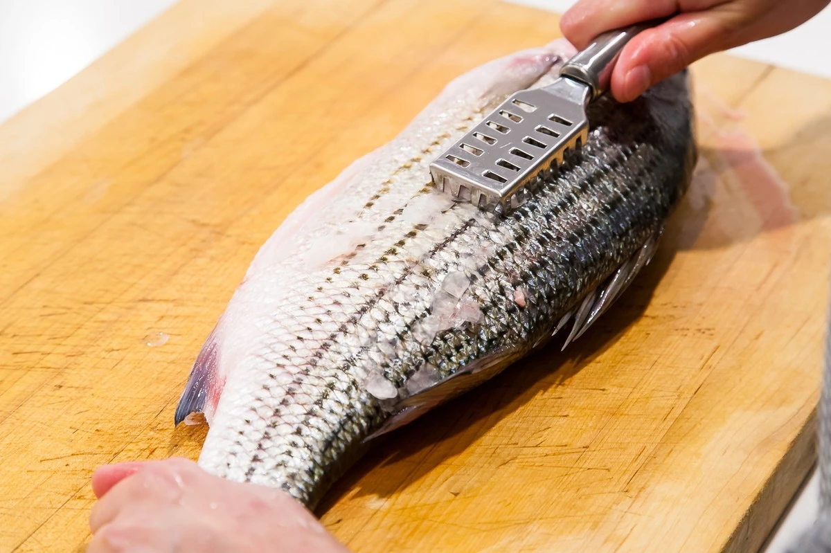 sekretdoswiadcz-extra-1.webp Sekret doświadczonych kucharzy: Jak oczyścić rybę bez poślizgu – jeden trik wystarczy - image 1