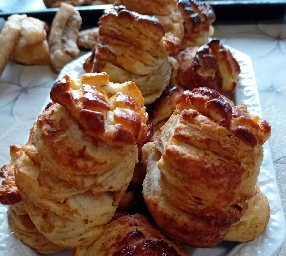 Tajemnica miękkiej pogaczy ze skwarkami: trik, dzięki któremu zostaje pyszna nawet na drugi dzień