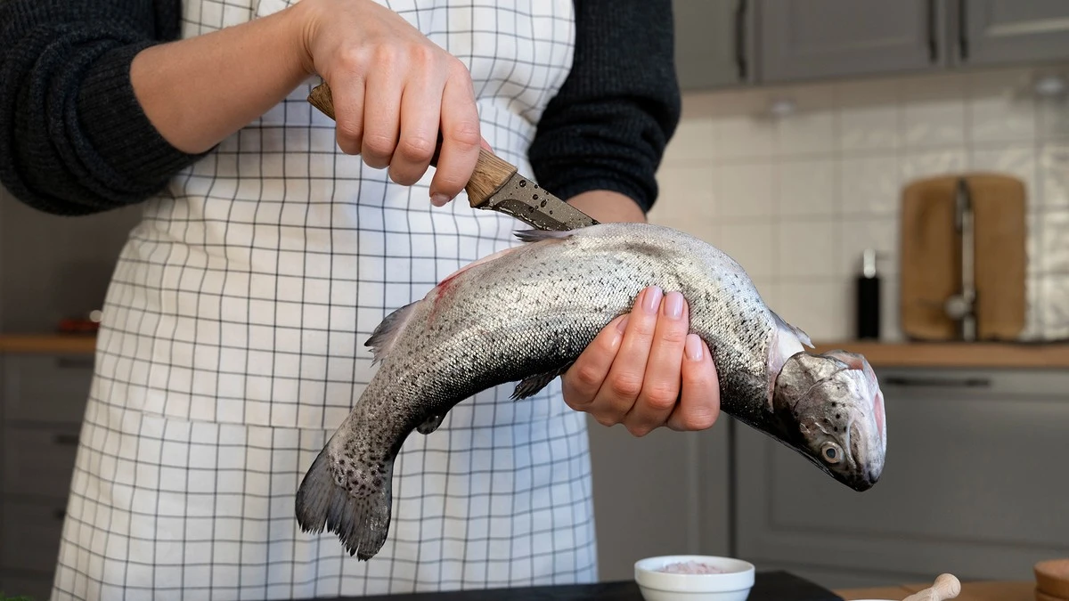 sztuczkazwilgot-extra-1.webp Sztuczka z wilgotnym ręcznikiem, która ratuje kuchnię przed zapachem ryby po smażeniu - image 1