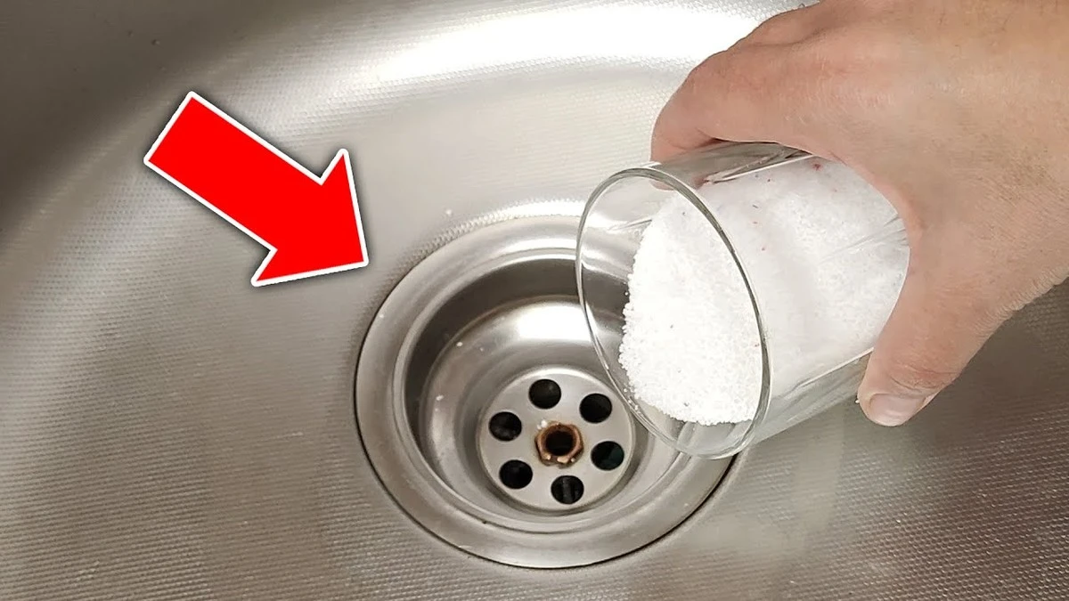 Wsypujesz do odpływu i zalewasz wrzątkiem? 3 potężne metody na rury, które znają hydraulicy z 40-letnim stażem