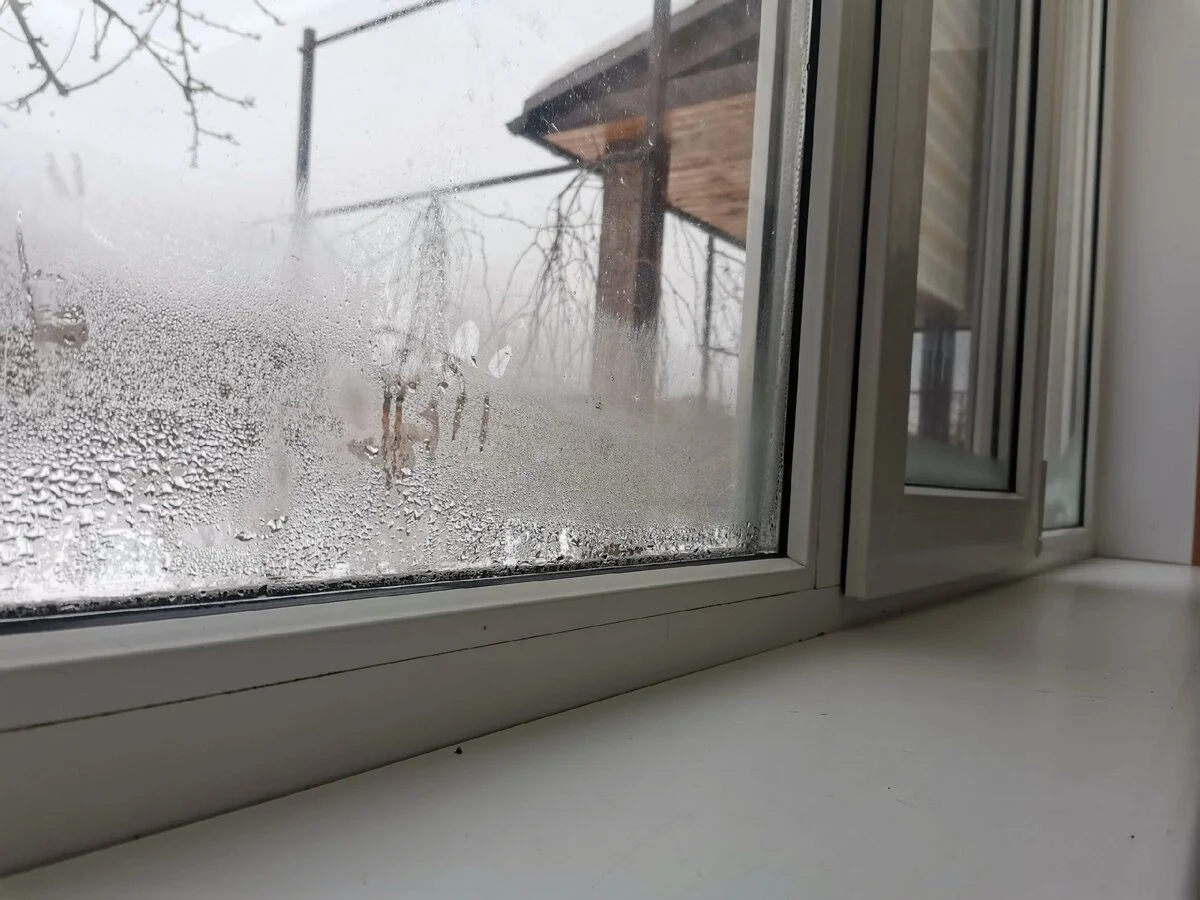 Dlaczego w zimie w domu nadal wieje? Mój kuzyn cieśla zdradził sekret pod parapetem!