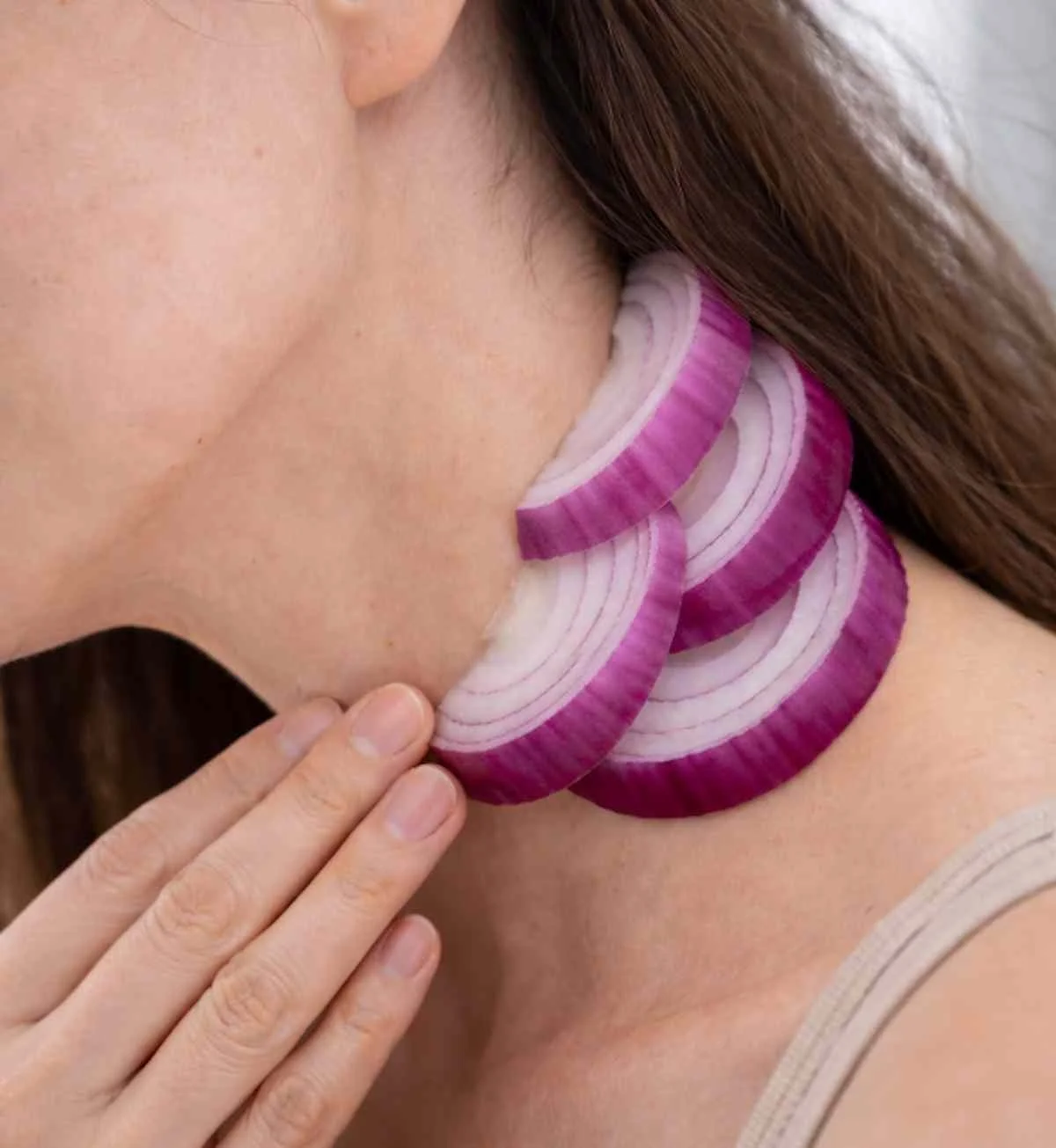 Domowe sposoby babci: dlaczego kiedyś wkładano cebulę na szyję?