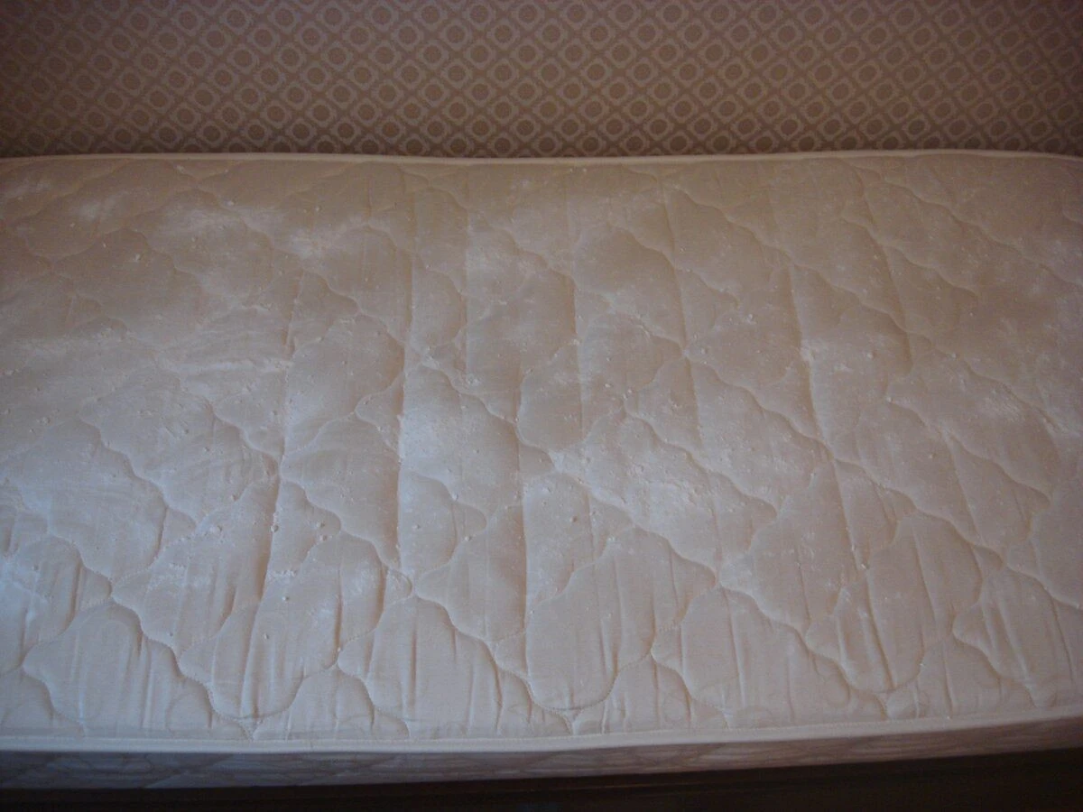 Prasowanie plam z materaca: domowy trik, który dał mi materac jak nowy