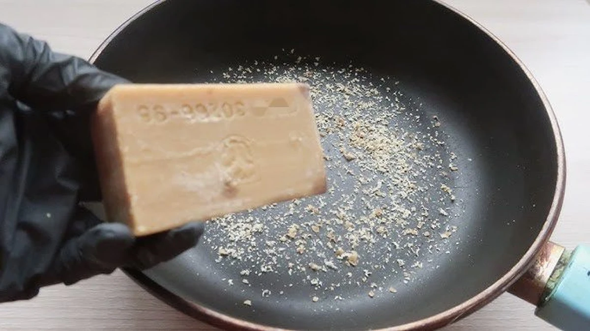 Zaskocz męża: smażenie mydła na patelni to nie szaleństwo, a geniusz. Ten trik zepsuje Ci życie (w najlepszym sensie)