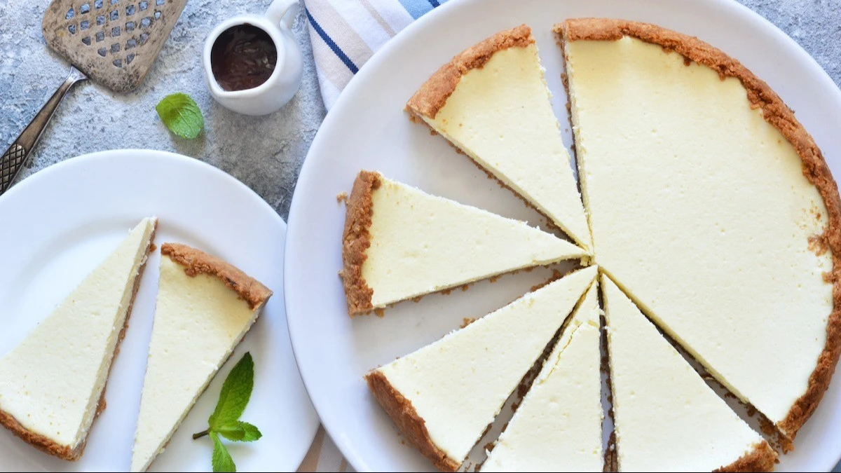 Dlaczego szefowie kuchni zanurzają nóż w gorącej wodzie przed krojeniem? Ten prosty trik zaskakuje - image 1