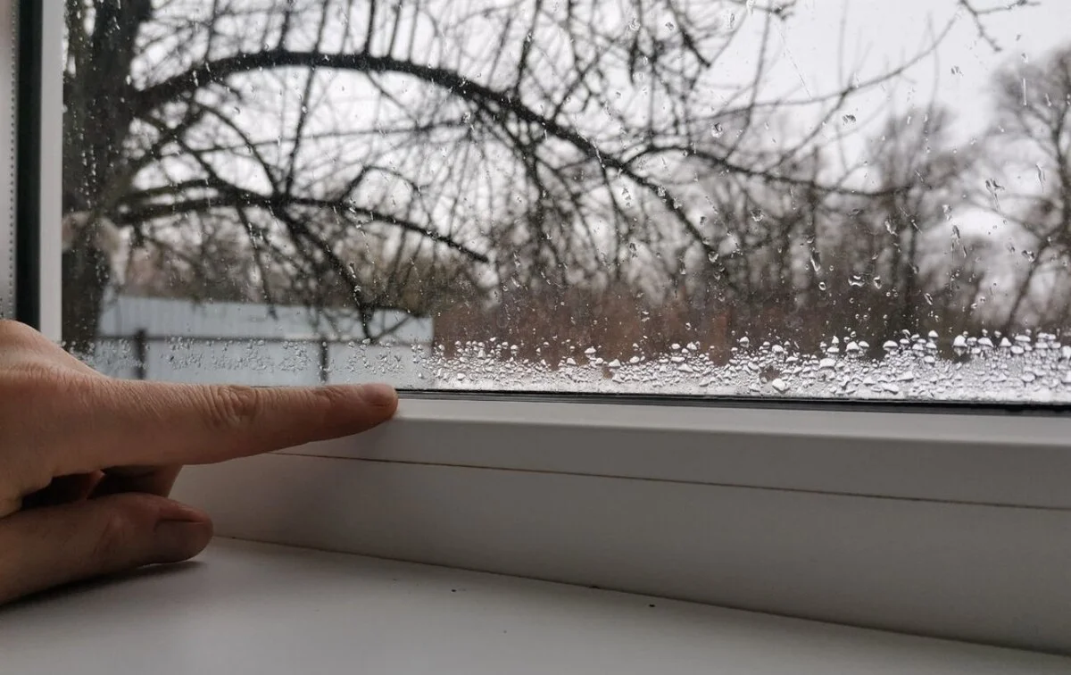 Koniec z parującymi oknami? Ten trik z trocinami i ryżem zaskoczy Cię skutecznością