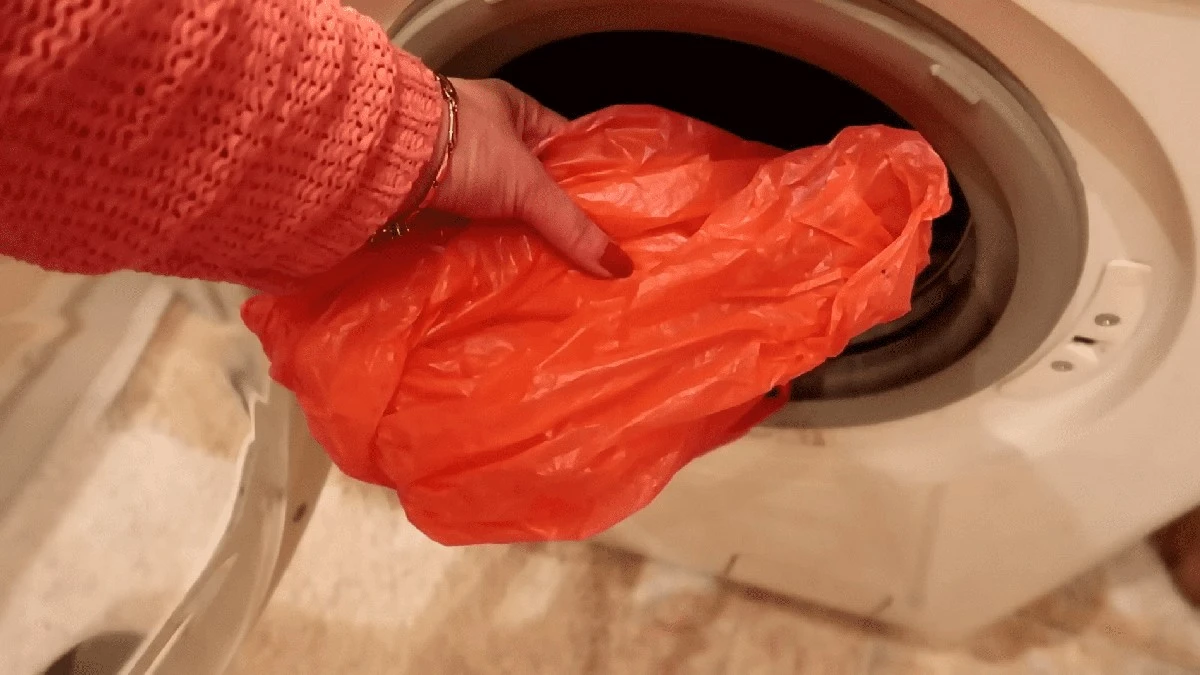 Plastikowa torba w pralce? Ten prosty trik oszczędza Twój proszek i chroni ubrania
