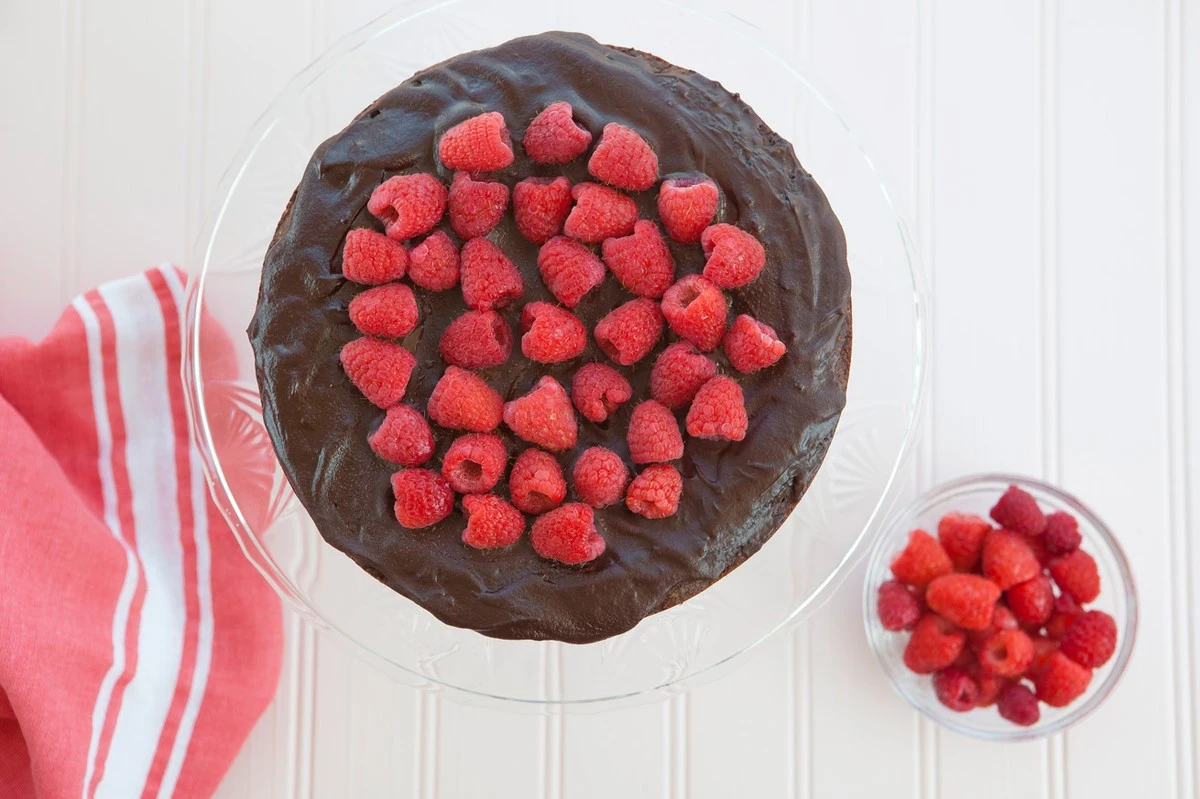 Tort czekoladowy z malinami: bez mąki, cukru i jajek – gotowy w mgnieniu oka - image 1