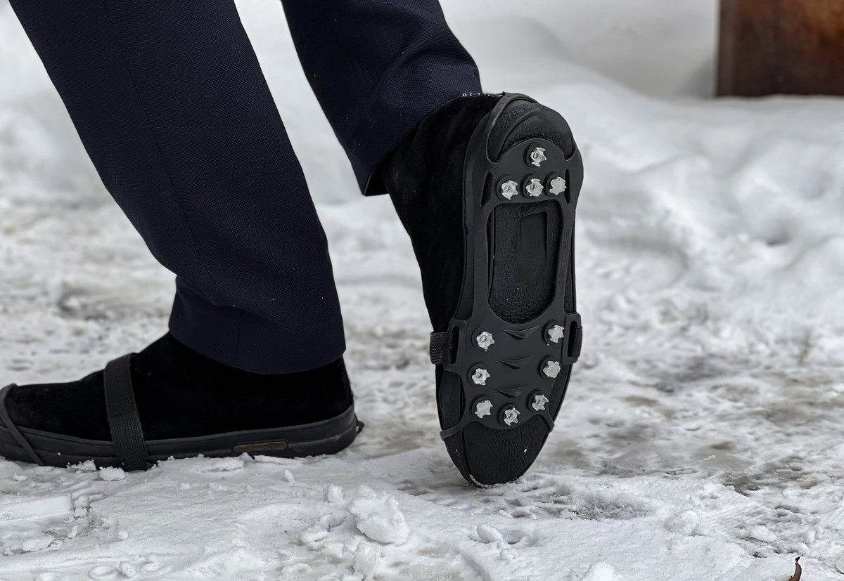 Zastosował trik po 3 złote i zapomniał o lodzie na chodniku. Ten prosty sposób na buty, który znał każdy dziadek - image 1