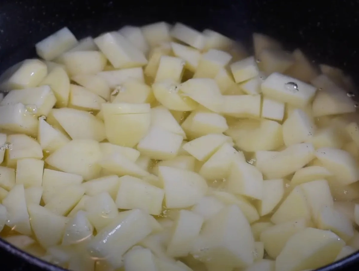 Zapomnij o wyrzucaniu! Woda po gotowaniu ziemniaków to sekretne złoto Twojej kuchni i ogrodu