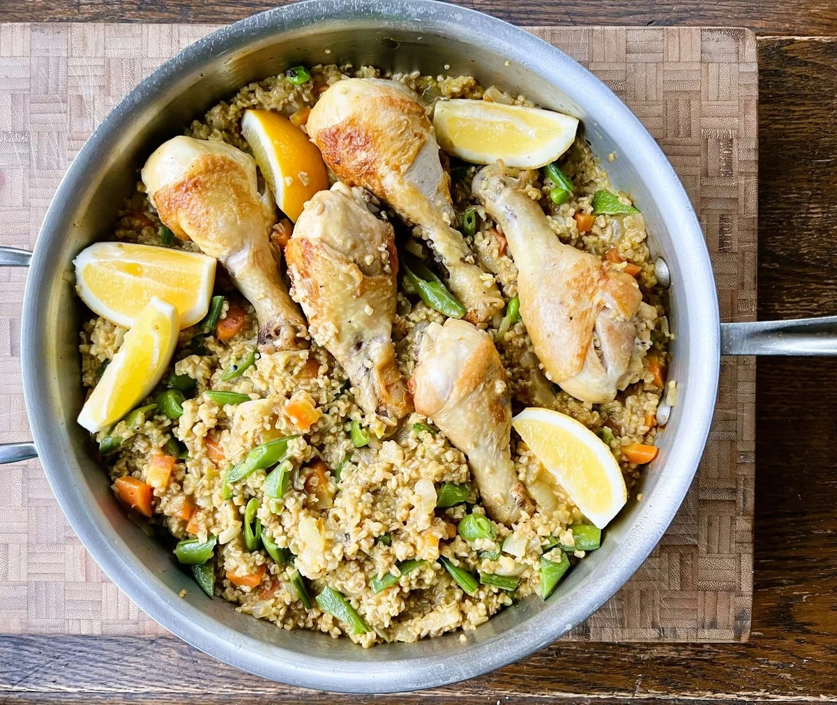 Krucha baza z płatków owsianych rewolucjonizuje obiad: Twoja nowa ulubiona zapiekanka z kurczakiem i zieloną cebulką - image 1