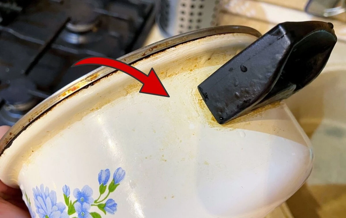 Jak stary emaliowany rondel znów lśni jak nowy: 2 łyżki czegoś, co wyrzucasz, zniszczyły przypalony nalot