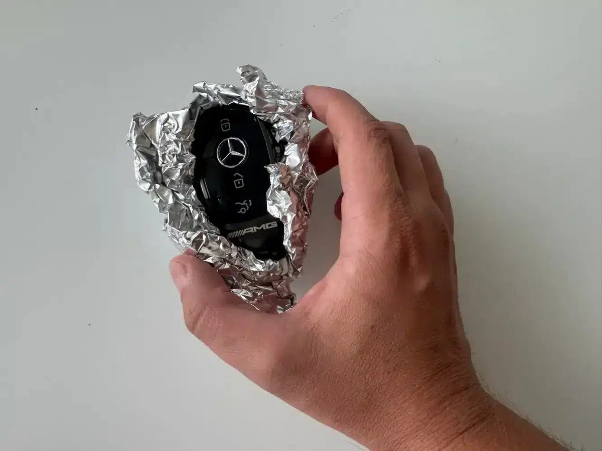 Dlaczego coraz więcej kierowców owija kluczyki samochodowe w folię aluminiową?