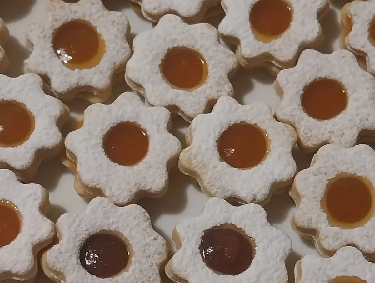 Sekret idealnie kruchego ciasta linzer, od którego nie można się oderwać