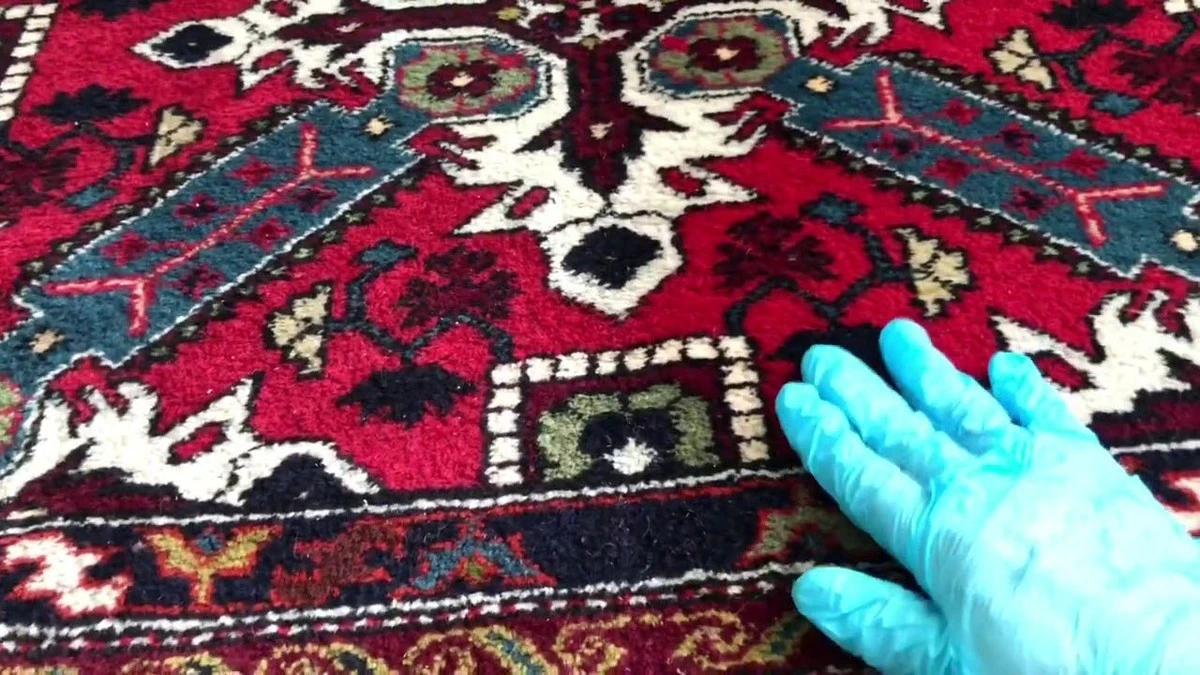 Zapomnij o sodzie i occie: tłuste plamy na dywanie znikają dzięki sekretowi z kuchni