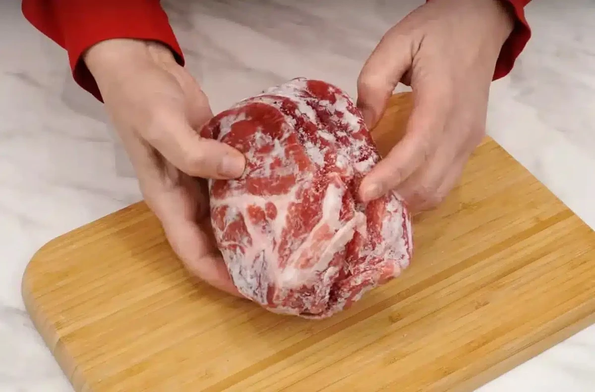 Sztárkucharze zdradzają: Klucz do idealnie rozmrożonego mięsa, o którym mało kto wie