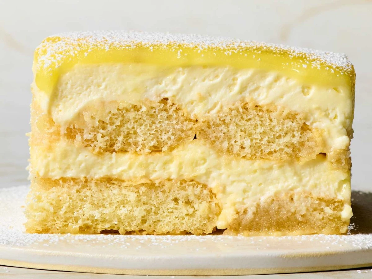 limonowetiramis-extra-1.webp Limonowe tiramisu: jak zrobić świeżą, kremową wersję klasyka z Włoch - image 1