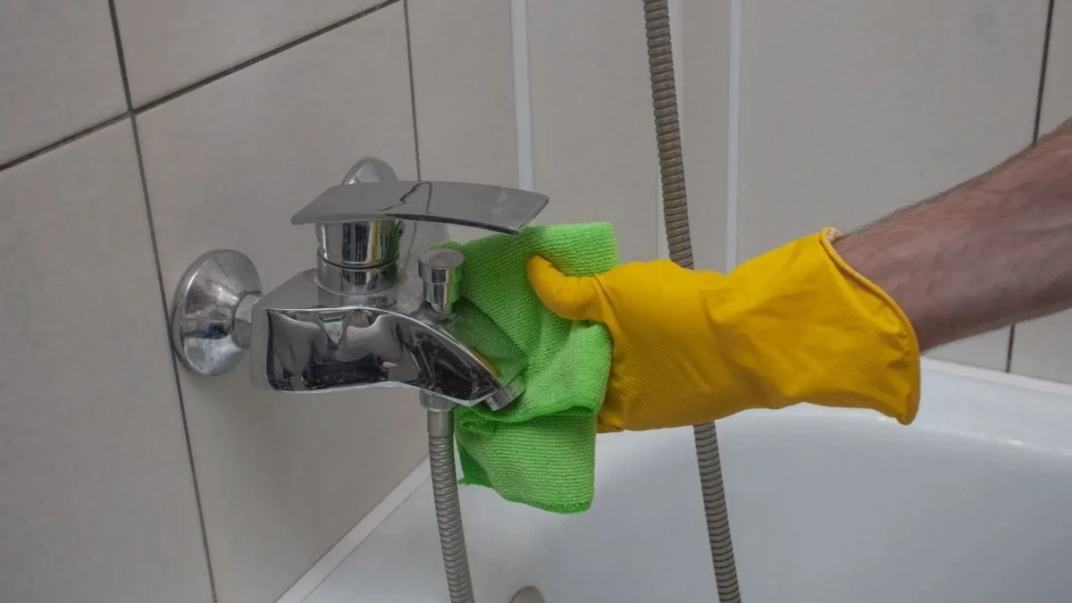 Koniec z kamieniem i rdzą: Prosty sposób na czyste krany oraz sedes bez chemii