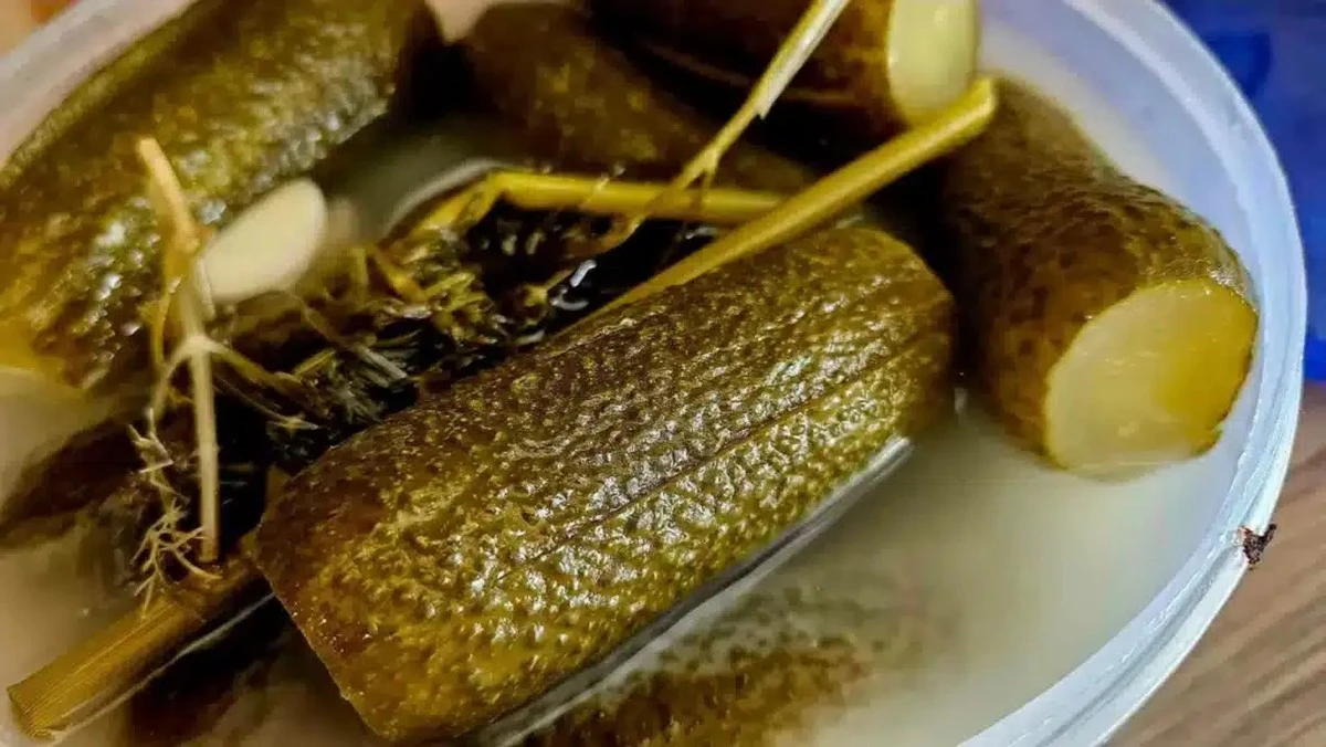 Sekret wiejskiej gospodyni: tyle dni kiszą się ogórki, by były idealnie chrupiące