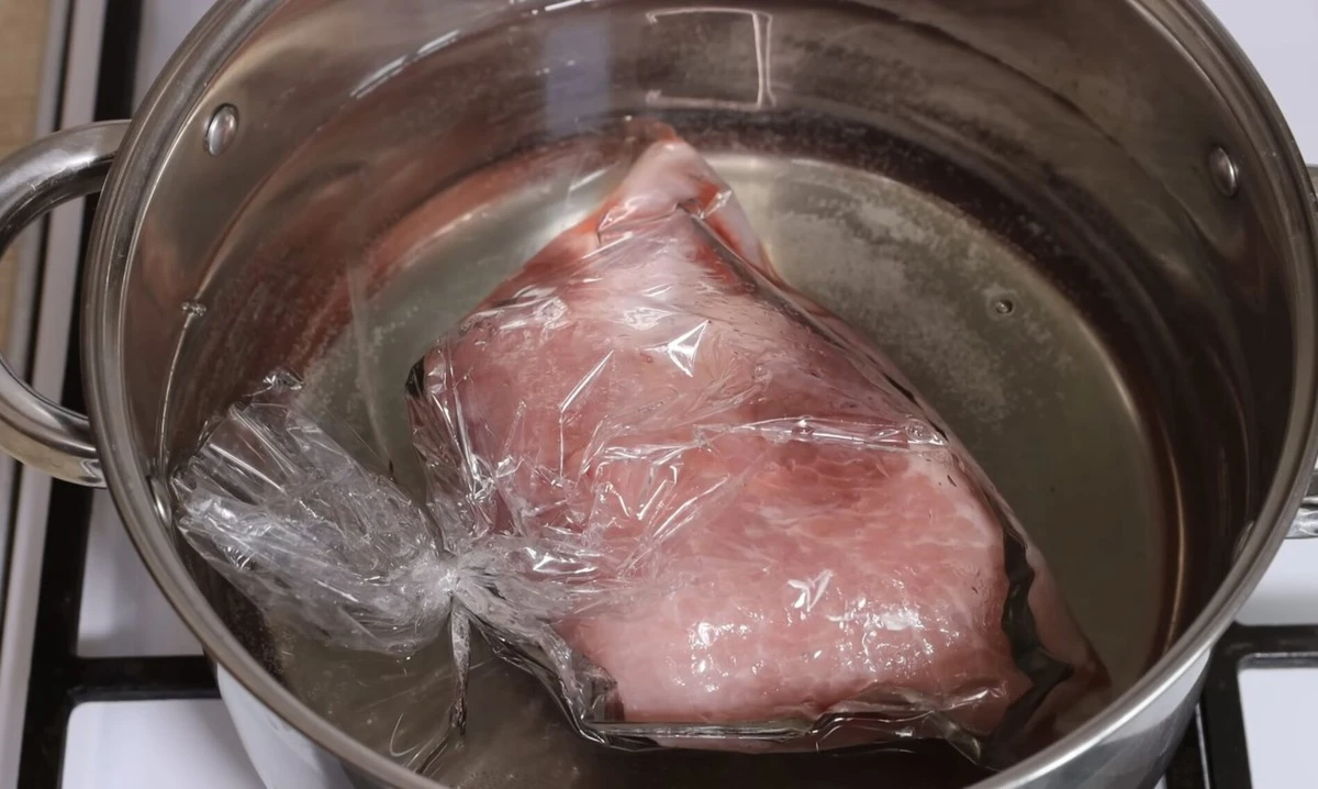 Zapomnij o gorącej wodzie: 2 łyżki tego w letniej wodzie, a mięso rozmrozi się błyskawicznie i zachowa soczystość