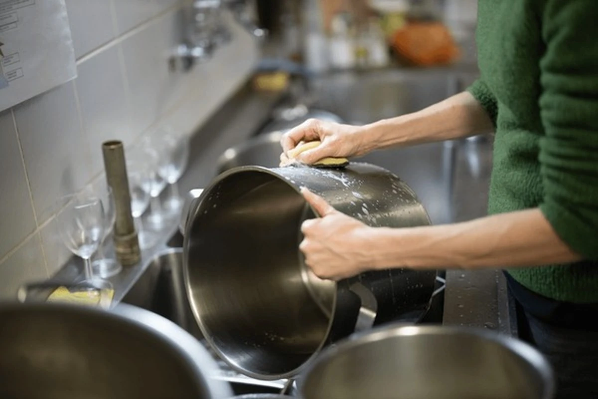 jakprzywrocicbl-extra-1.webp Jak przywrócić blask starej garnka: 1 łyżka domowego środka zmiotła lata zaniedbań, podczas gdy Ty pijesz kawę - image 1