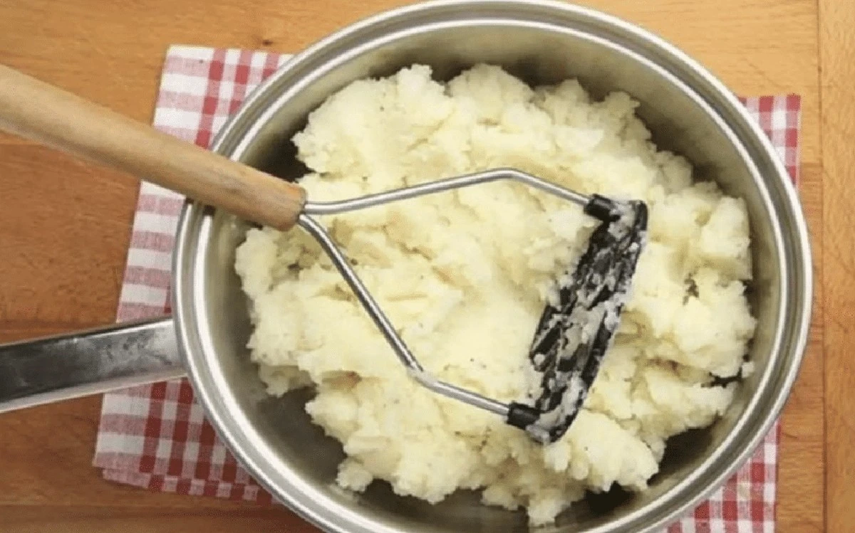 Koniec z wodą do ziemniaków. Ten jeden trik odmieni Twoje puree!