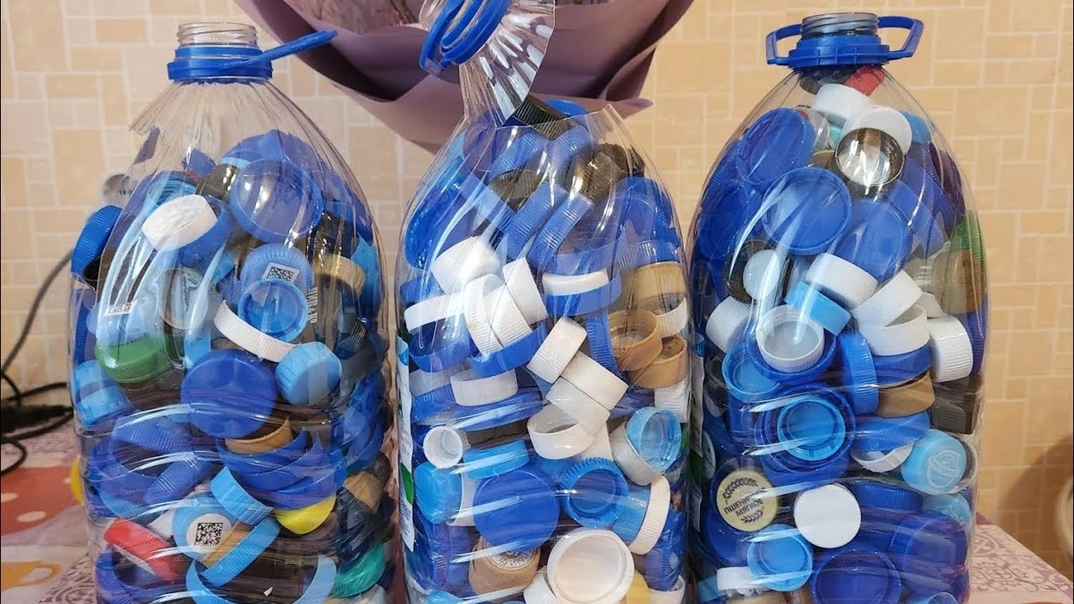 Zaskocz się, jak z plastikowych nakrętek stworzysz pojemny koszyk – idealny na drobiazgi