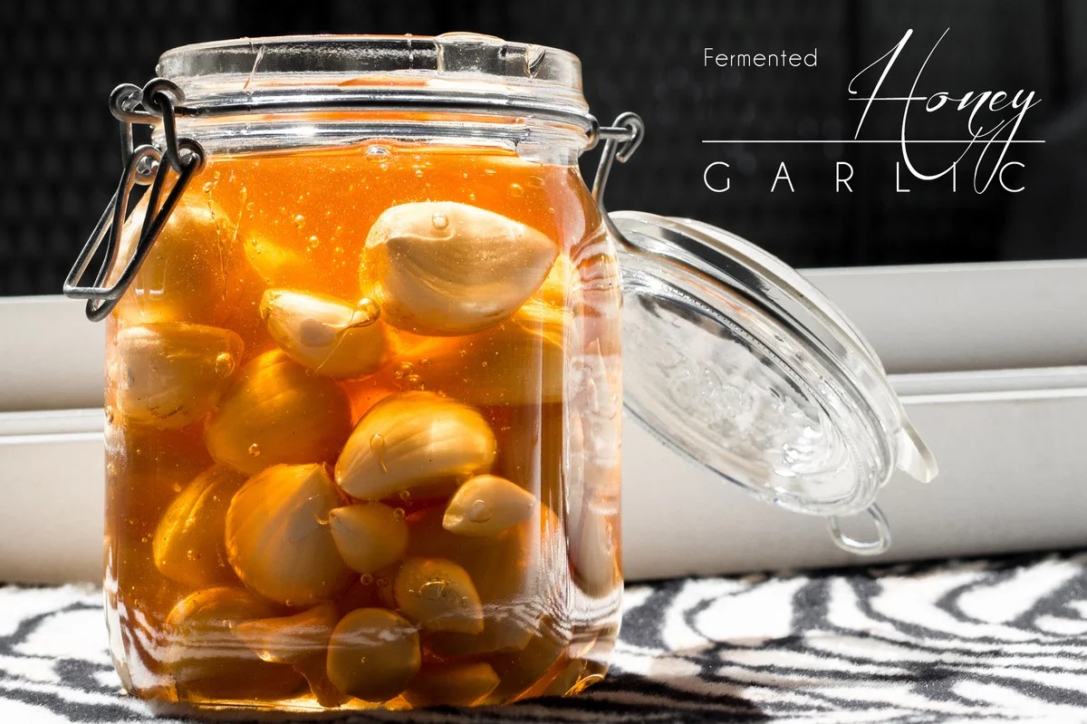 Fermetowany czosnek w miodzie: Stary trik babć, który wraca do łask - image 1