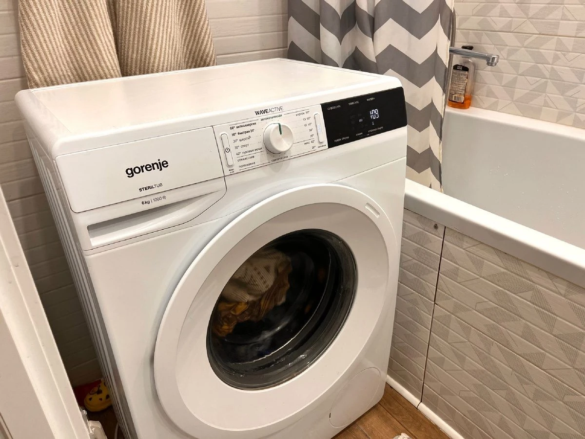 Dlaczego pralka zaczęła pachnieć jak bagno? Tajemnica tkwi w miejscu, którego nawet nie podejrzewasz