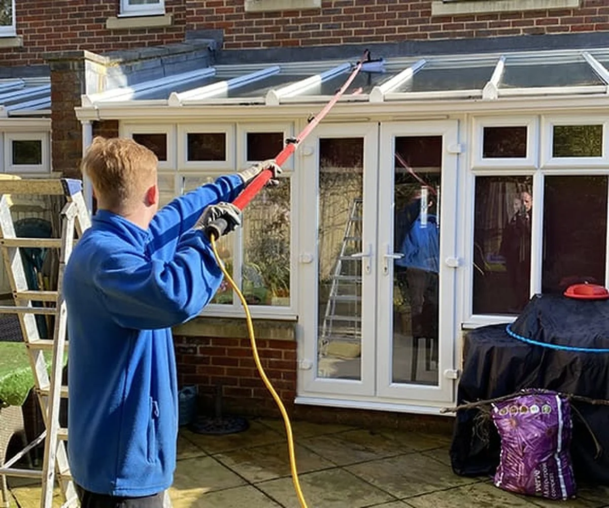 Domowy płyn do mycia okien, który działa miesiącami - image 1