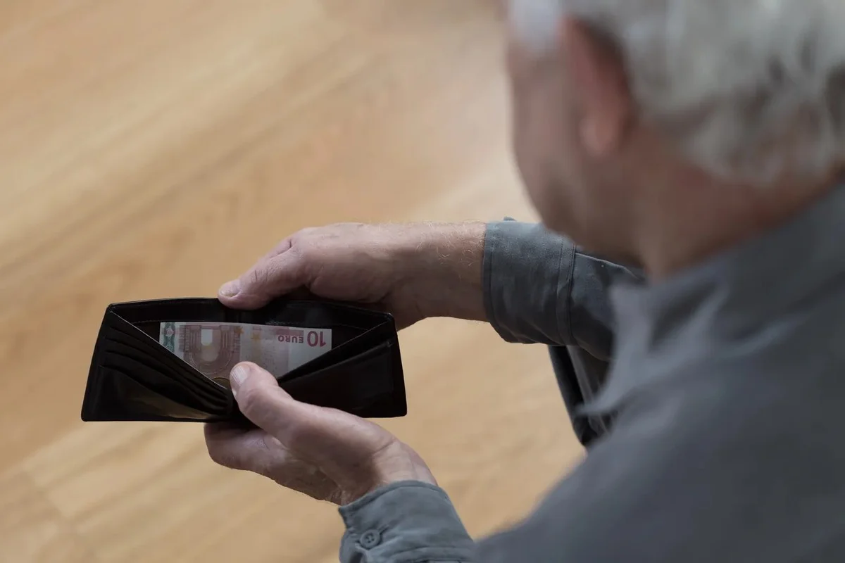 Banki apelują: ile gotówki musisz mieć w domu na czarną godzinę? Konkretna kwota nie zaskoczy