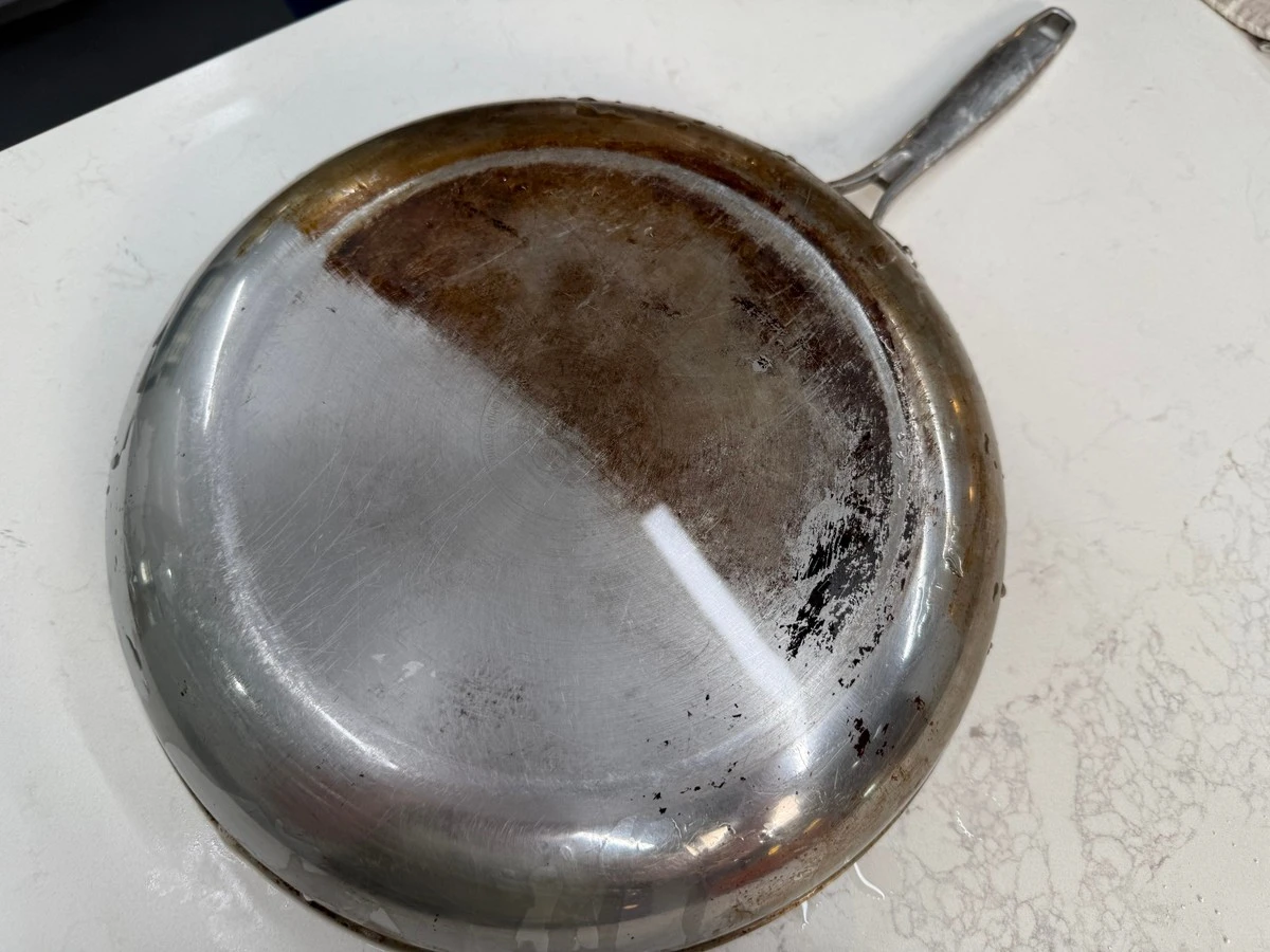 Sztuczna inteligencja podała tani przepis na wyczyszczenie starych patelni z przypaleń. Kucharze są zachwyceni! - image 1