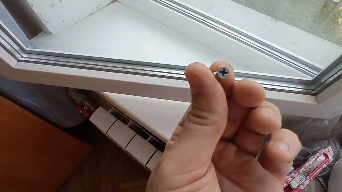 Podstępny chłód ze szpar? Ukryty trik monterów, który zatrzyma przeciągi raz na zawsze