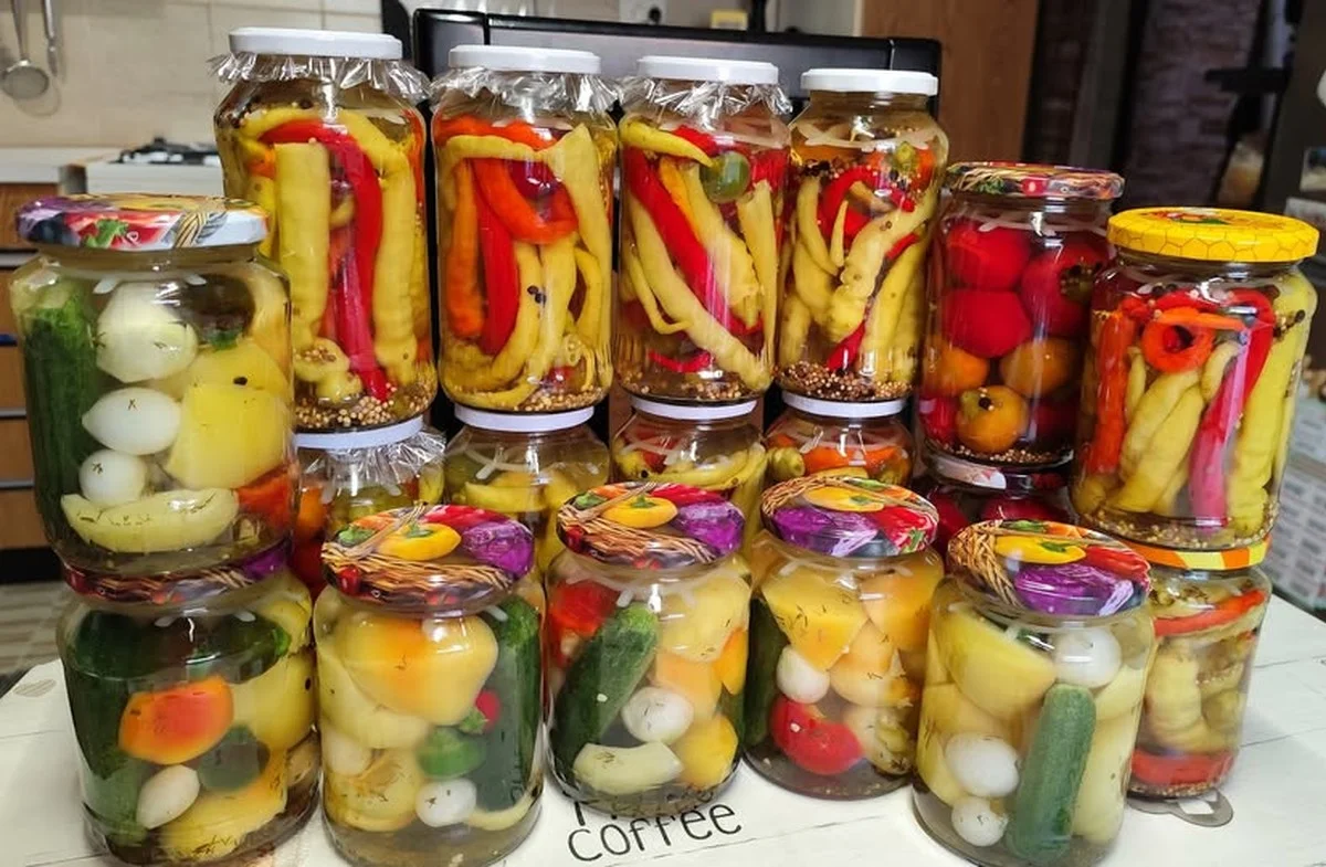 Ten sekretny przepis na pikantne przetwory znika z talerzy najszybciej – Twój dom pokocha ten smak