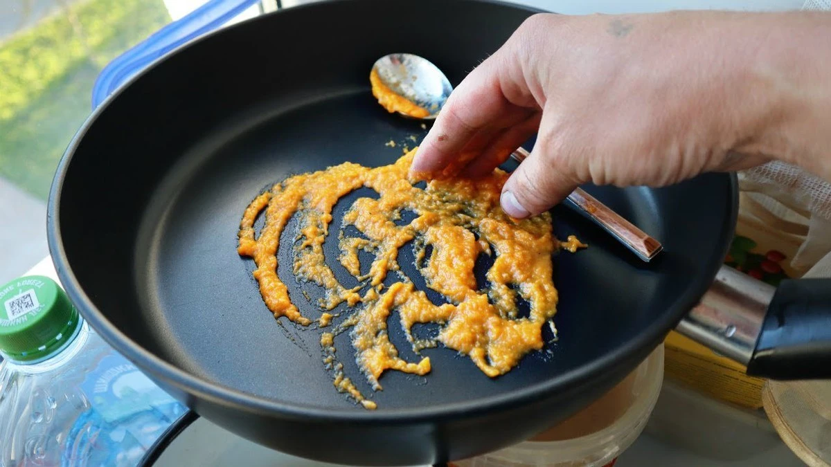 Zapomnij o przypalonym jedzeniu: ten „groszowy” trik przywróci Twojej patelni dawną świetność