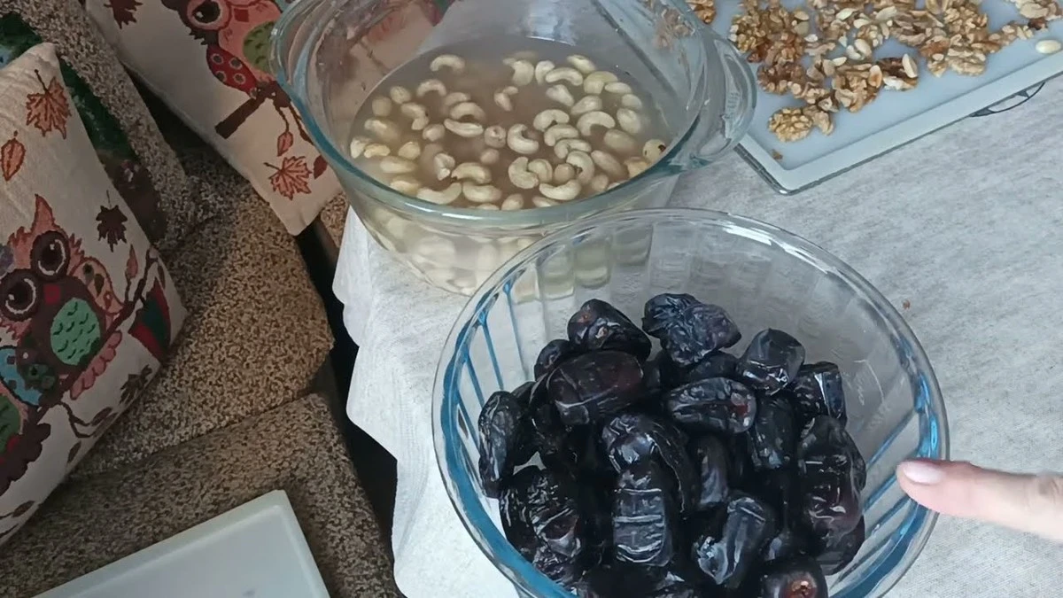Jak wyczyścić suszone owoce i orzechy? Prosty sposób na pozbycie się konserwantów i lepkości