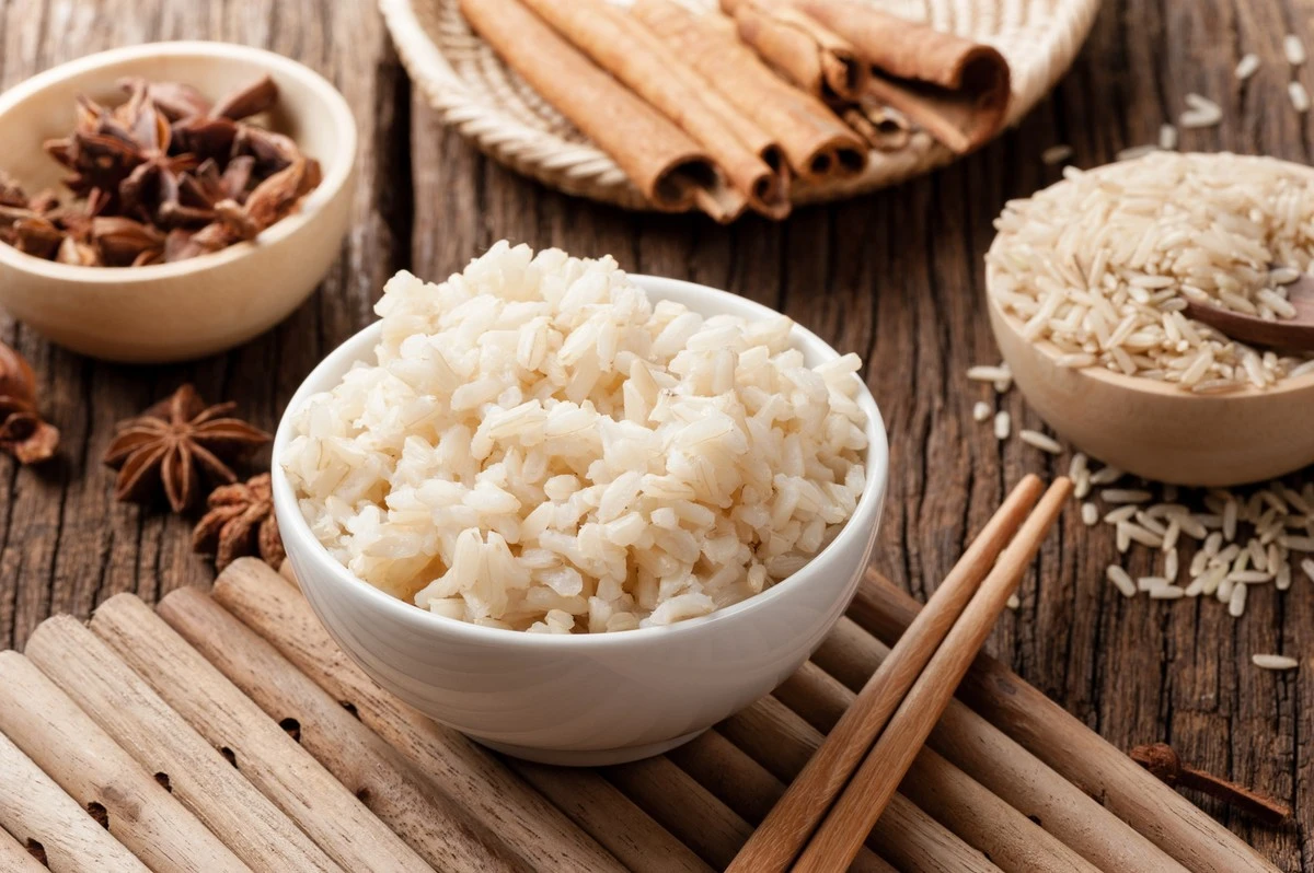 Sekretna łyżka octu sprawi, że ryż będzie idealnie sypki – zapomnij o kleistej papce - image 1