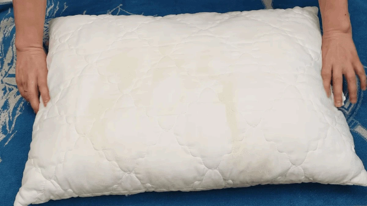 Jak pozbyć się żółtych plam z poduszek – sprawdzony domowy sposób