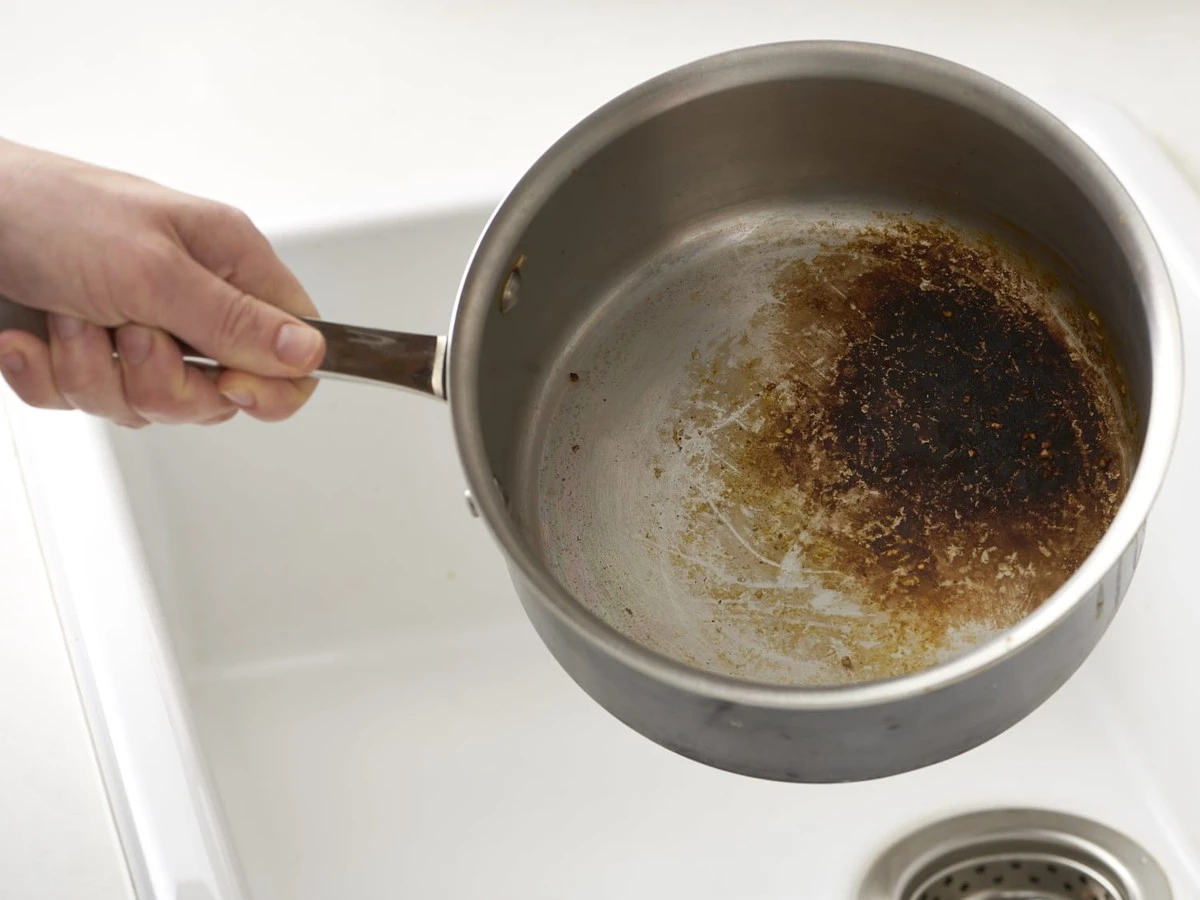 Jedna łyżka sody oczyszczonej zniweluje ślady przypalenia. Jak uratować naczynia błyskawicznie? - image 1
