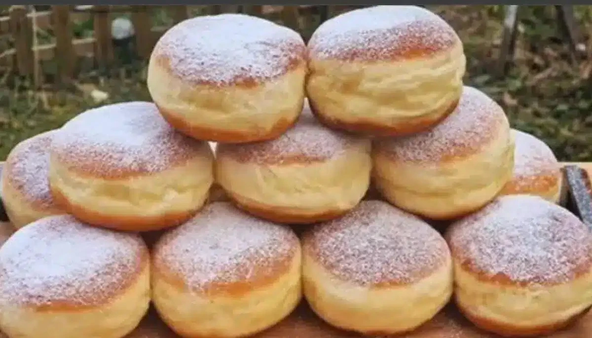 Sekret idealnych faworków: Dodaj jedną rzecz do ciasta, a zyskasz charakterystyczną „szarfę”