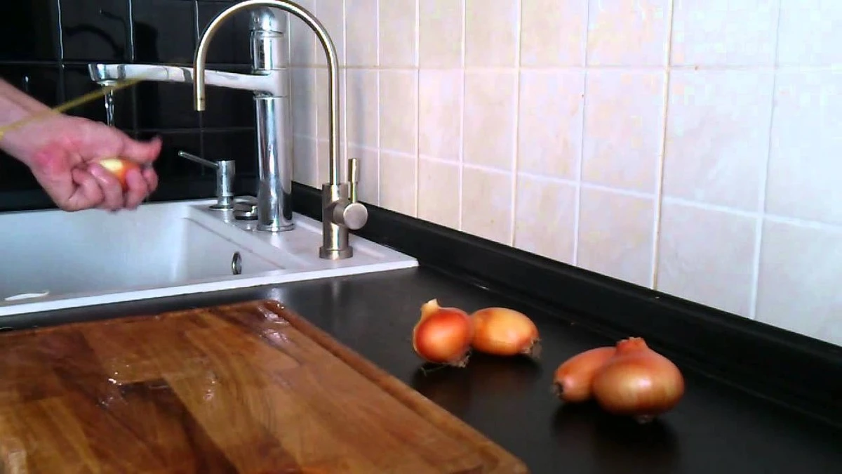 Koniec łez przy krojeniu cebuli: 1 trik szefów kuchni z 38-letnim stażem, który musisz znać