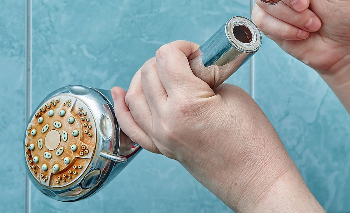 Słaby strumień z prysznica? Ten trik z octem odmieni Twoje poranki - image 1